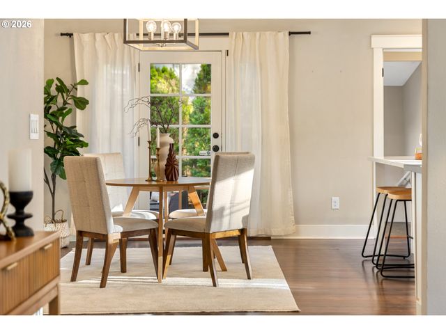 5262 ROSEWOOD St, Lake Oswego, OR 97035