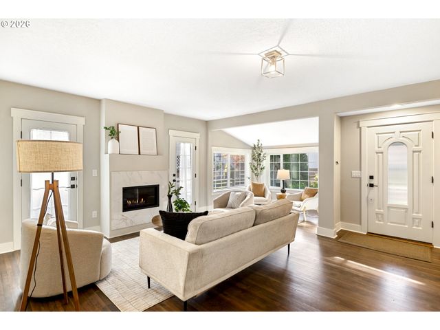 5262 ROSEWOOD St, Lake Oswego, OR 97035