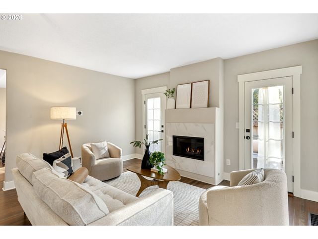 5262 ROSEWOOD St, Lake Oswego, OR 97035