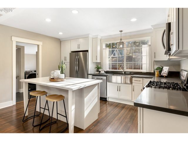 5262 ROSEWOOD St, Lake Oswego, OR 97035