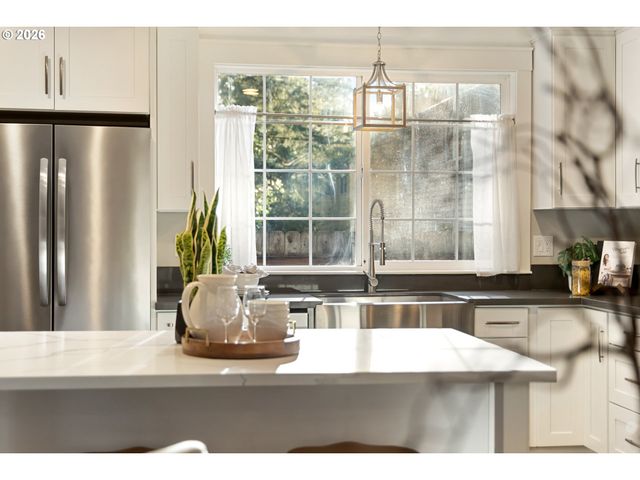 5262 ROSEWOOD St, Lake Oswego, OR 97035