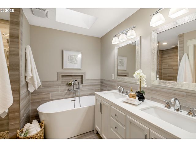 5262 ROSEWOOD St, Lake Oswego, OR 97035