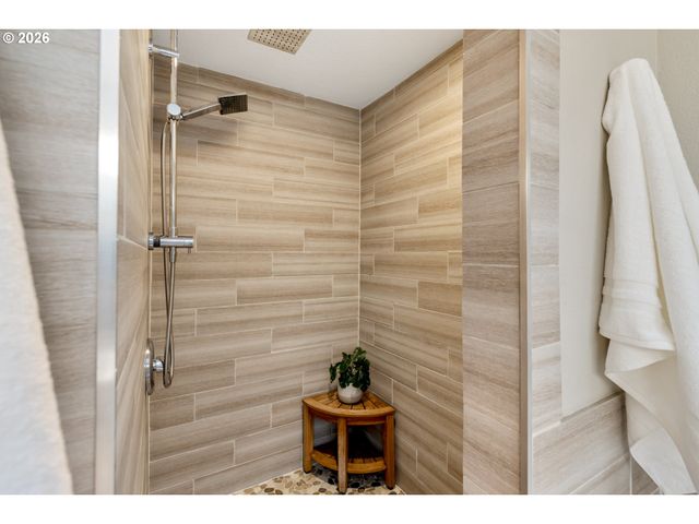 5262 ROSEWOOD St, Lake Oswego, OR 97035