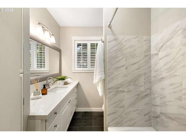 5262 ROSEWOOD St, Lake Oswego, OR 97035