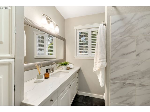 5262 ROSEWOOD St, Lake Oswego, OR 97035