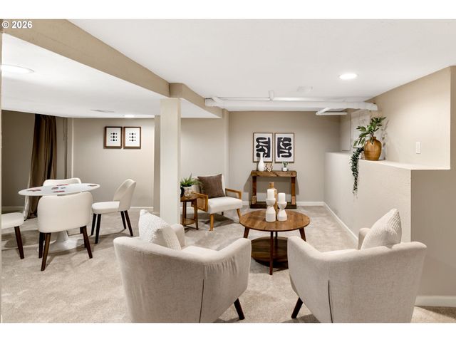 5262 ROSEWOOD St, Lake Oswego, OR 97035