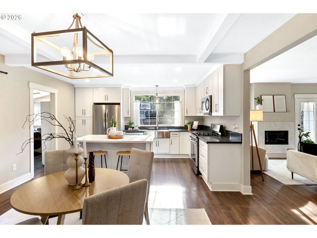 5262 ROSEWOOD St, Lake Oswego, OR 97035