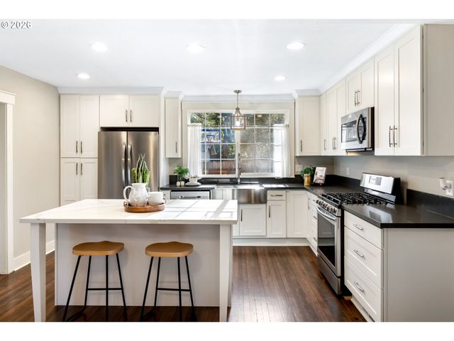 5262 ROSEWOOD St, Lake Oswego, OR 97035