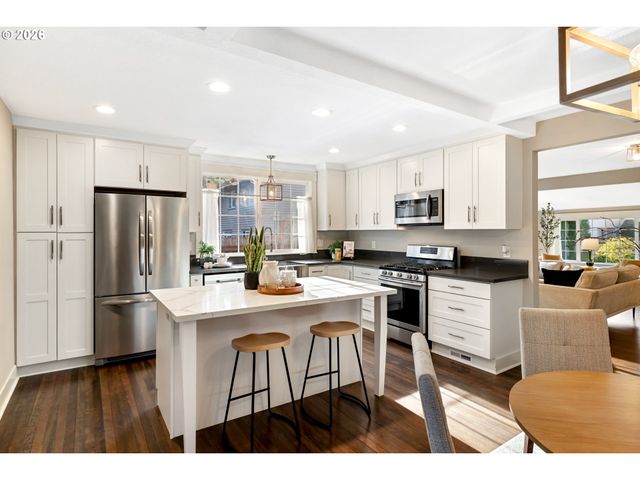 5262 ROSEWOOD St, Lake Oswego, OR 97035