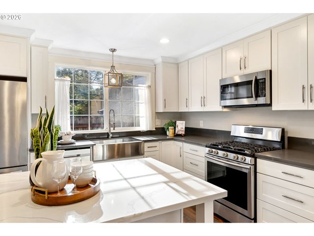 5262 ROSEWOOD St, Lake Oswego, OR 97035