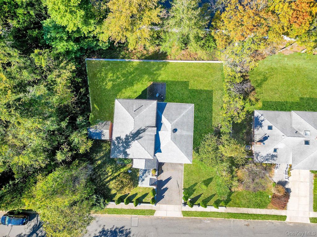 300 Ellen Place, Jericho, NY 11753 — photo 5
