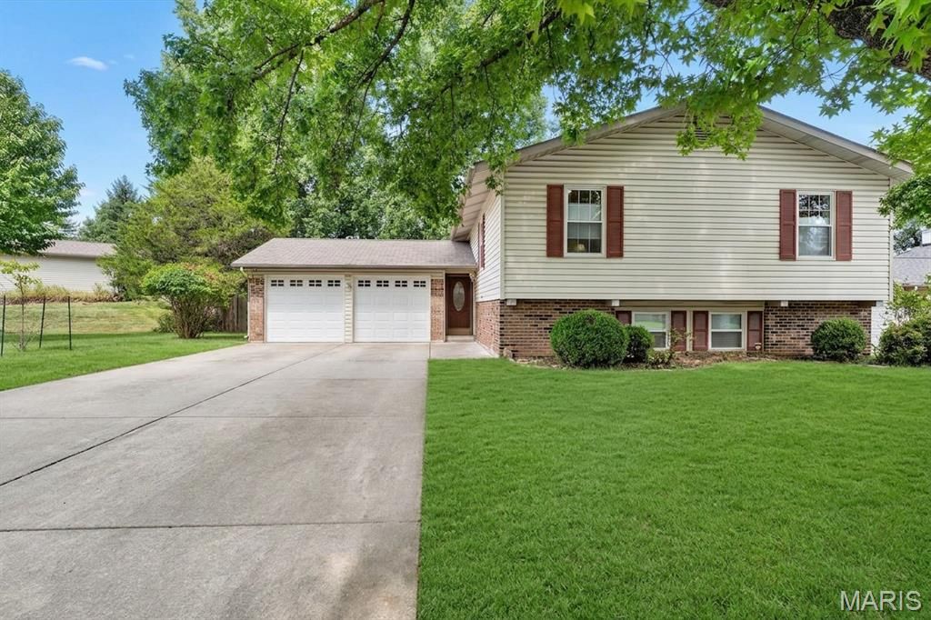 12177 Rain Hollow Court, Maryland Heights, MO 63043