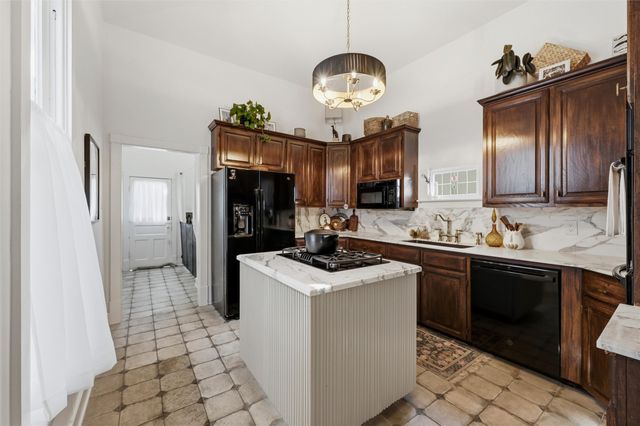 911 E Marvin Avenue, Waxahachie, TX 75165