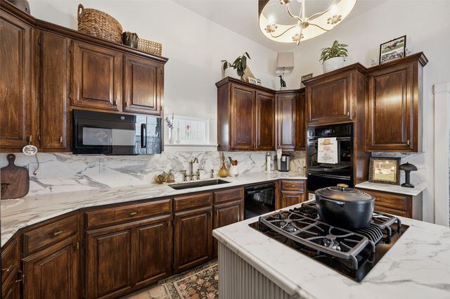 911 E Marvin Avenue, Waxahachie, TX 75165