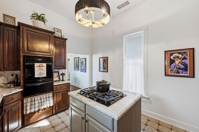 911 E Marvin Avenue, Waxahachie, TX 75165