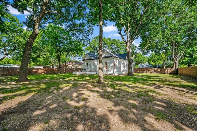 911 E Marvin Avenue, Waxahachie, TX 75165