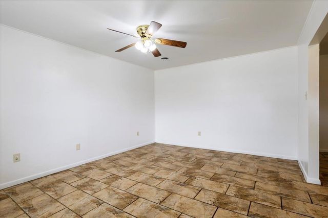 5 NW 57th St, Lawton, OK 73505