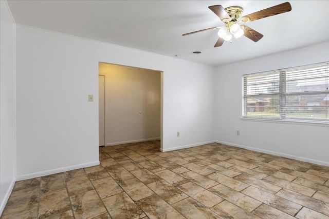 5 NW 57th St, Lawton, OK 73505