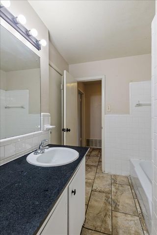 5 NW 57th St, Lawton, OK 73505