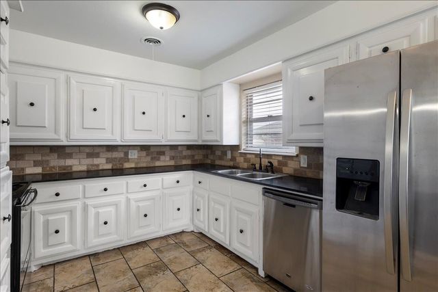 5 NW 57th St, Lawton, OK 73505