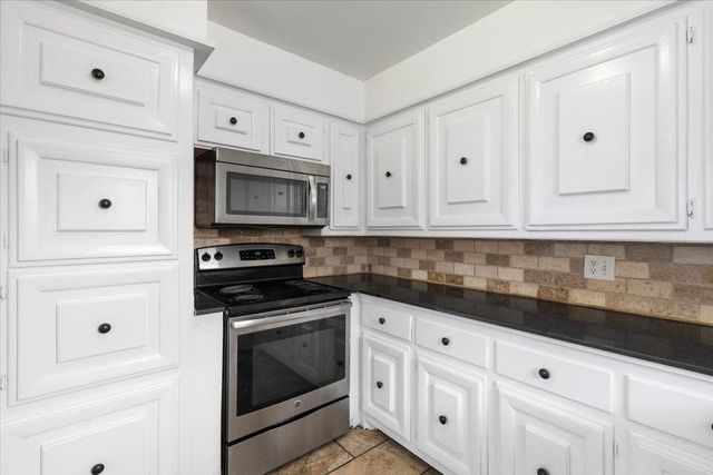 5 NW 57th St, Lawton, OK 73505