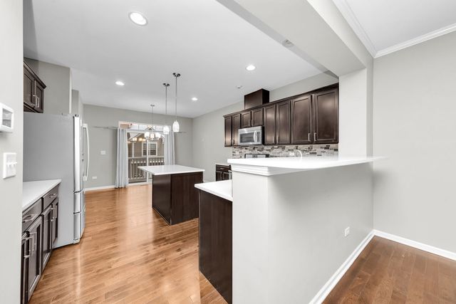 2525 Dunraven Avenue, Naperville, IL 60540