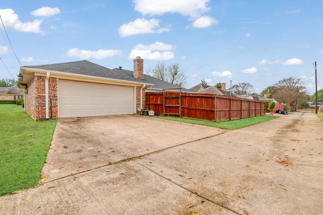 3035 Briarwood Drive, Paris, TX 75460