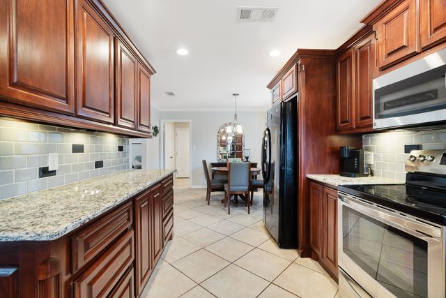 3035 Briarwood Drive, Paris, TX 75460