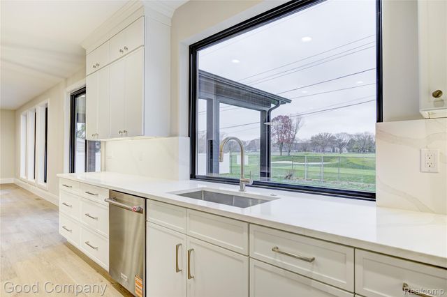 2533 N Vermont Avenue, Royal Oak, MI 48073