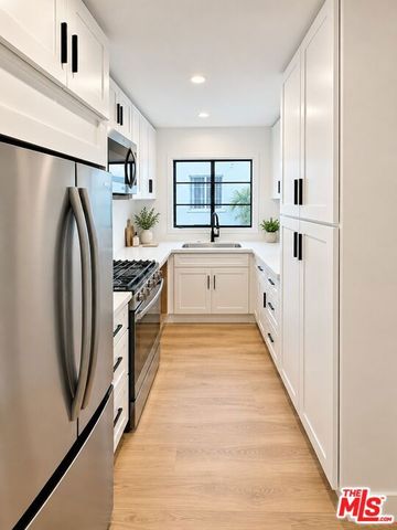 8736 Holloway Drive, West Hollywood, CA 90069