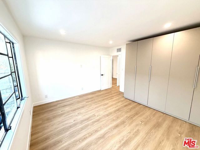 8736 Holloway Drive, West Hollywood, CA 90069