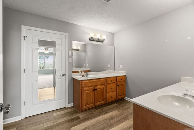 40 Pine Mountain Dr, Conway, AR 72034