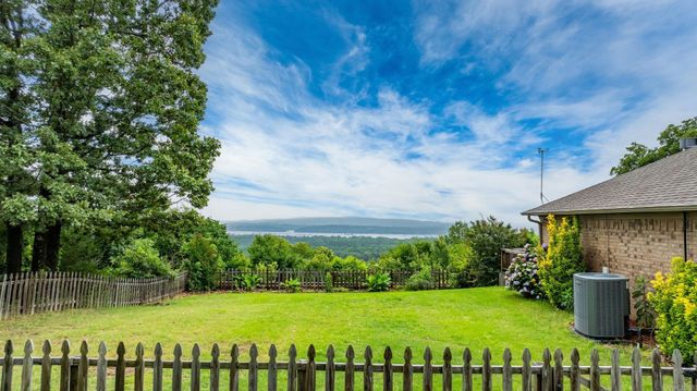 40 Pine Mountain Dr, Conway, AR 72034