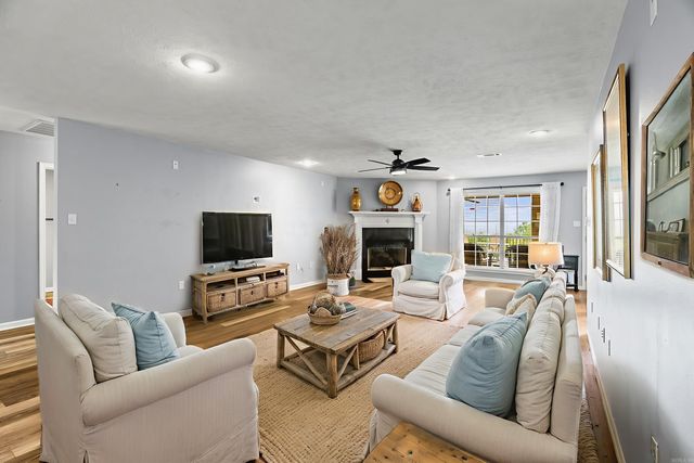 40 Pine Mountain Dr, Conway, AR 72034