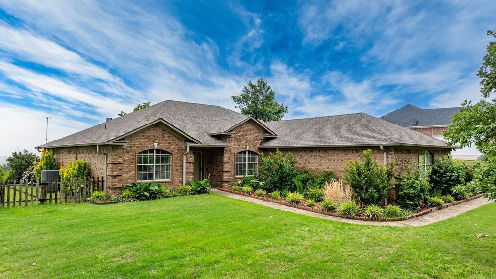 40 Pine Mountain Dr, Conway, AR 72034