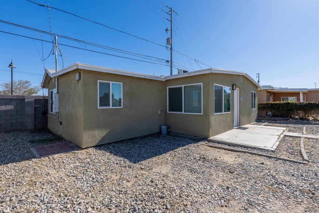 2105 S Walnut Ave, Yuma, AZ 85364