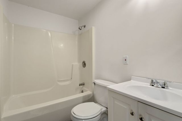 61 Pelham Rd, Amherst, MA 01002