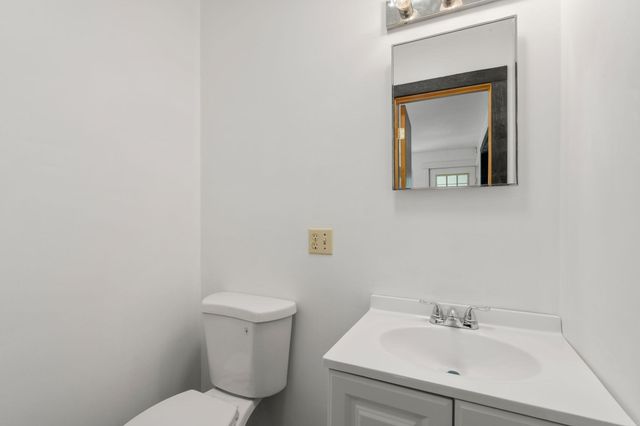 61 Pelham Rd, Amherst, MA 01002