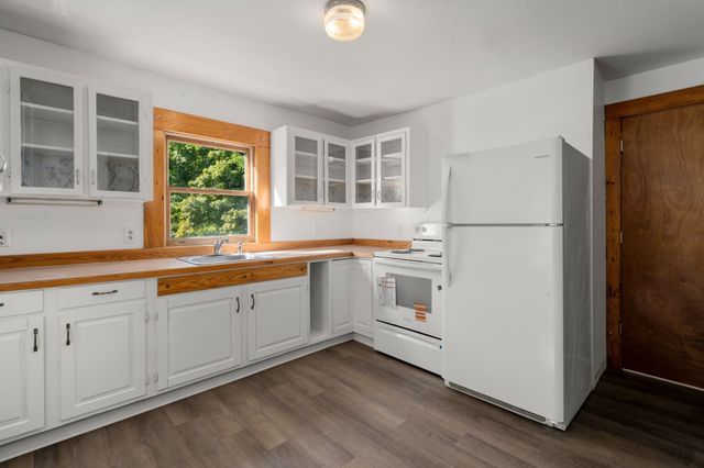 61 Pelham Rd, Amherst, MA 01002