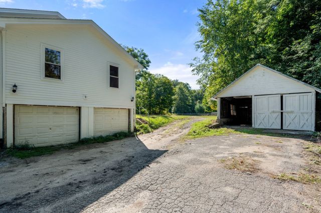 61 Pelham Rd, Amherst, MA 01002