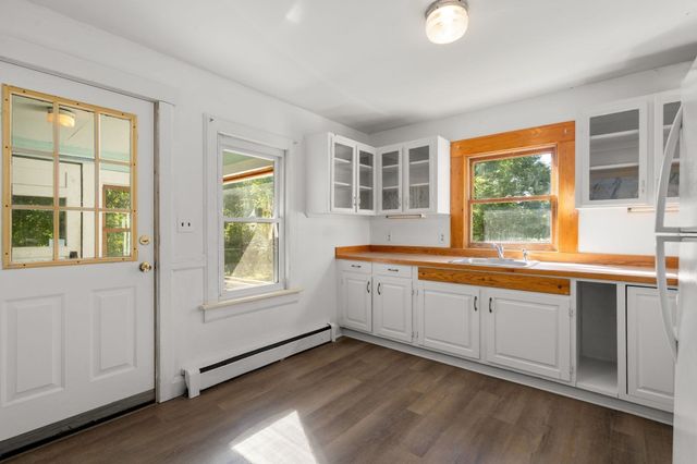 61 Pelham Rd, Amherst, MA 01002