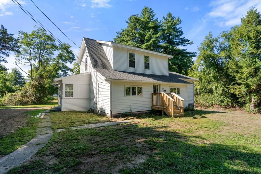 61 Pelham Rd, Amherst, MA 01002