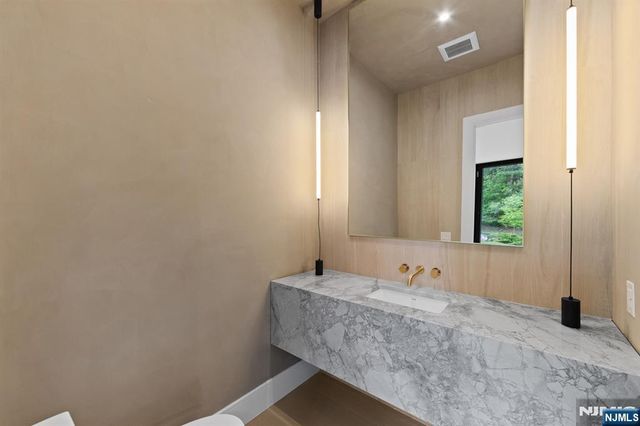 809 Shore Drive, Kinnelon Borough, NJ 07405
