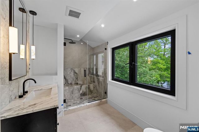 809 Shore Drive, Kinnelon Borough, NJ 07405
