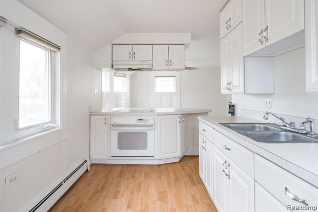 2716 VAN ALSTYNE Street Upper, Wyandotte, MI 48192