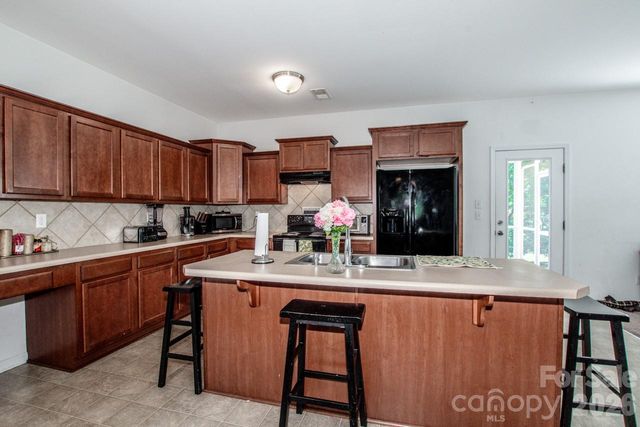 123 Kingsgate Court, Statesville, NC 28625