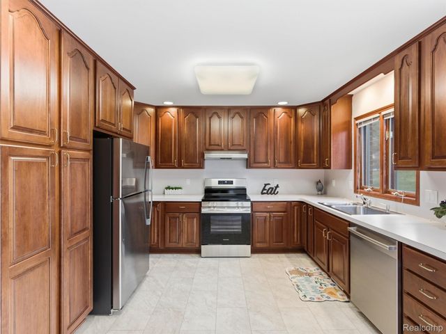 2178 Clinton View Circle, Rochester Hills, MI 48309