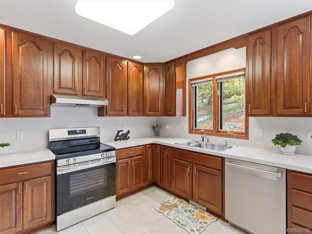 2178 Clinton View Circle, Rochester Hills, MI 48309