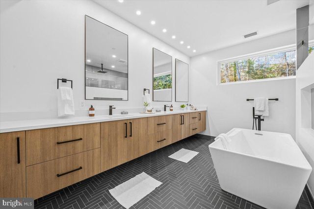 7502 NEVIS RD, Bethesda, MD 20817