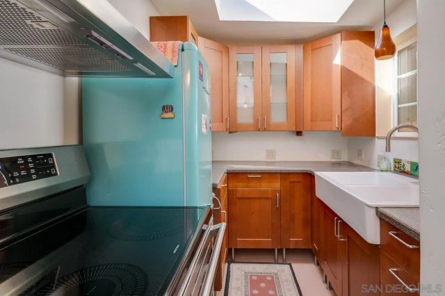 1815 Mission Cliff Dr, San Diego, CA 92116